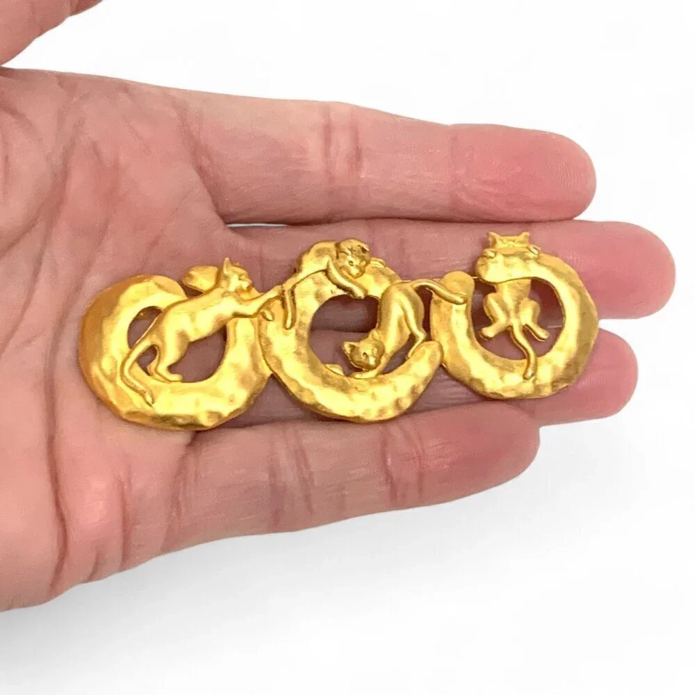 Vintage Gold Tone Cat Pin Four Cats Playing 3